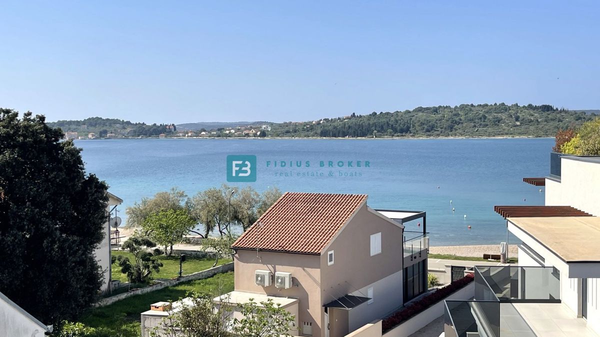VODICE - SRIMA, novo, 2. vrsta do morja, penthouse, strešna terasa, panoramski pogled na morje