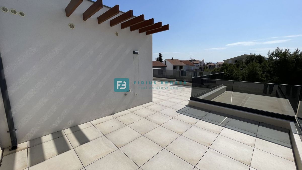 VODICE - SRIMA, novo, 2. vrsta do morja, penthouse, strešna terasa, panoramski pogled na morje