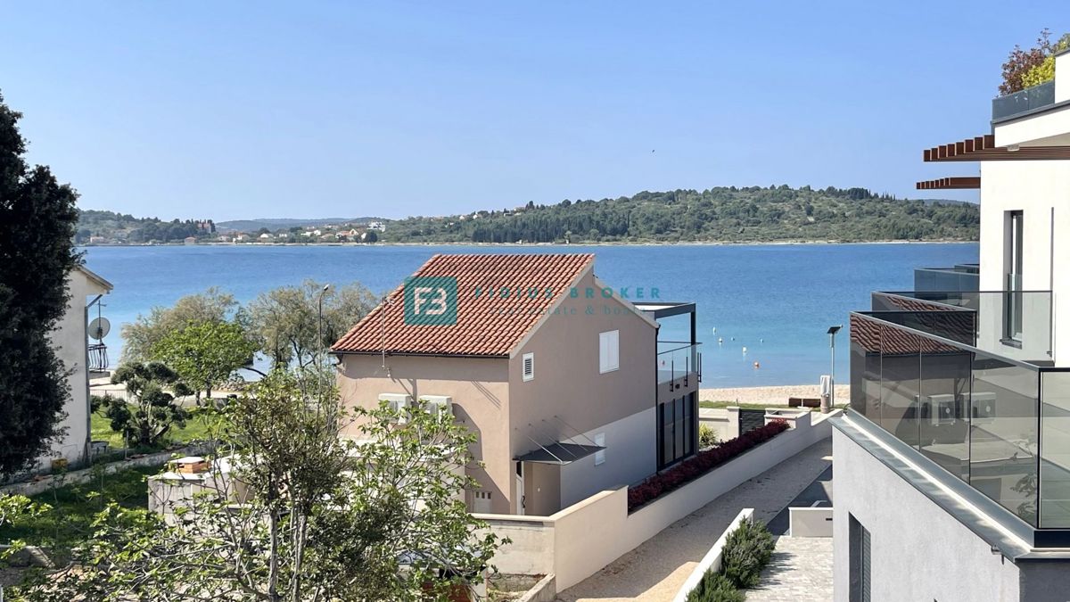 VODICE - SRIMA, novo, 2. vrsta do morja, penthouse, strešna terasa, panoramski pogled na morje