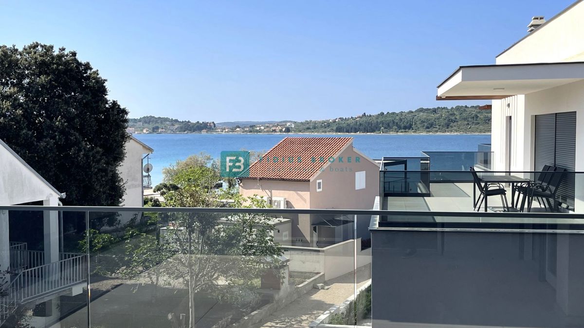 VODICE - SRIMA, novo, 2. vrsta do morja, penthouse, strešna terasa, panoramski pogled na morje
