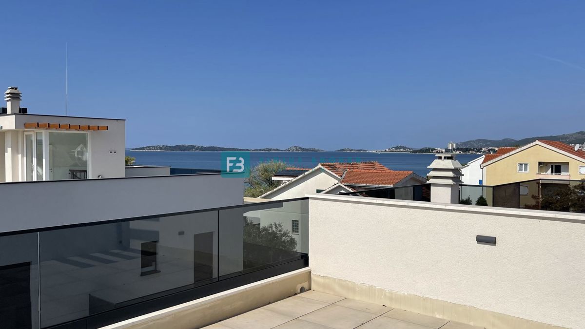 VODICE - SRIMA, novo, 2. vrsta do morja, penthouse, strešna terasa, panoramski pogled na morje
