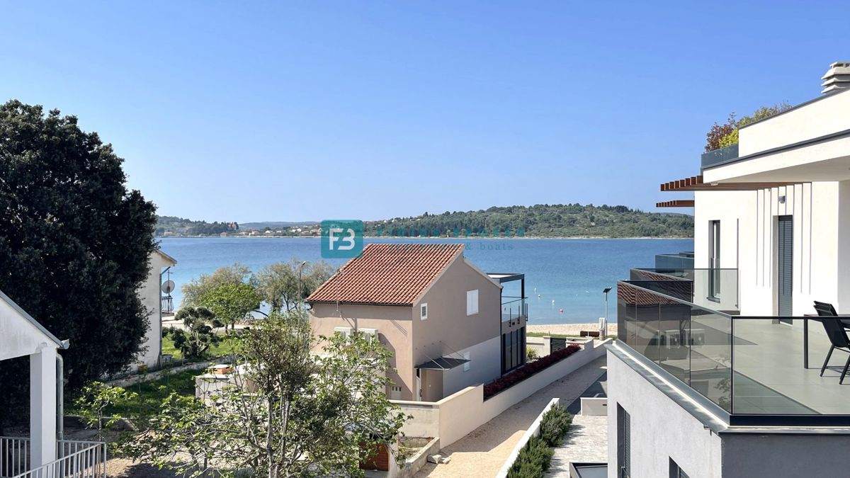 VODICE - SRIMA, novo, 2. vrsta do morja, penthouse, strešna terasa, panoramski pogled na morje