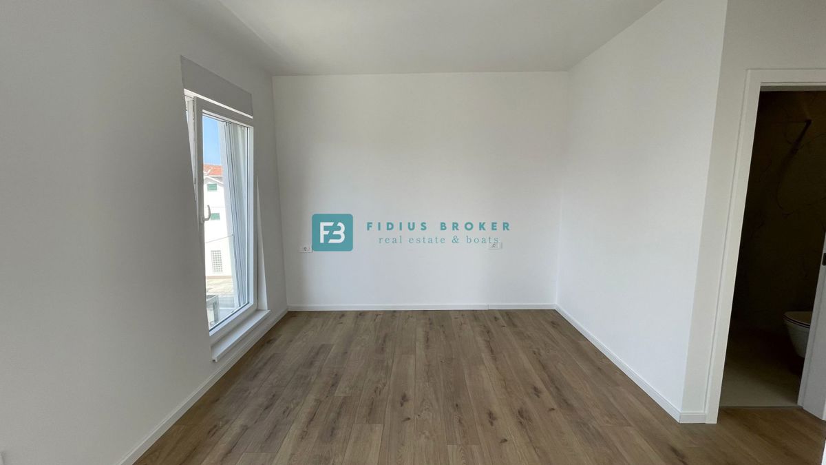 VODICE - SRIMA, novo, 2. vrsta do morja, penthouse, strešna terasa, panoramski pogled na morje