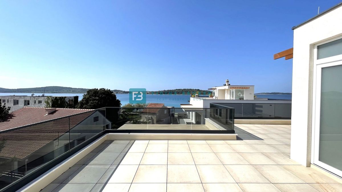 VODICE - SRIMA, novo, 2. vrsta do morja, penthouse, strešna terasa, panoramski pogled na morje