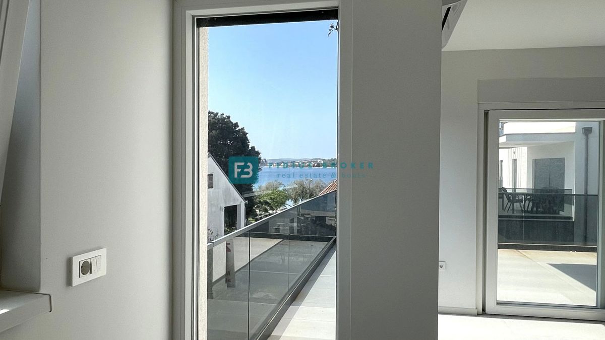 VODICE - SRIMA, novo, 2. vrsta do morja, penthouse, strešna terasa, panoramski pogled na morje