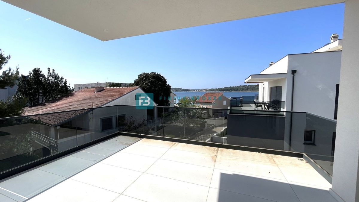 VODICE - SRIMA, novo, 2. vrsta do morja, penthouse, strešna terasa, panoramski pogled na morje