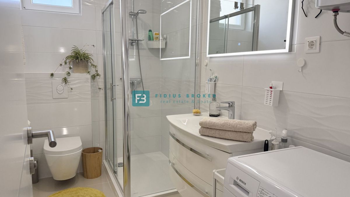 VODICE, novo, moderno opremljeno stanovanje, 600 m do plaže, vrt 155 m2, 3 spalnice, shramba