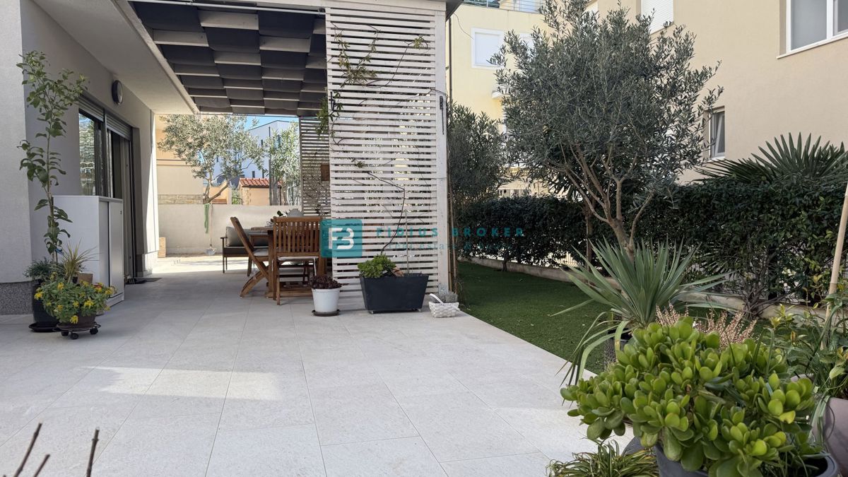 VODICE, novo, moderno opremljeno stanovanje, 600 m do plaže, vrt 155 m2, 3 spalnice, shramba