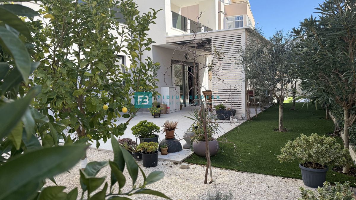 VODICE, novo, moderno opremljeno stanovanje, 600 m do plaže, vrt 155 m2, 3 spalnice, shramba