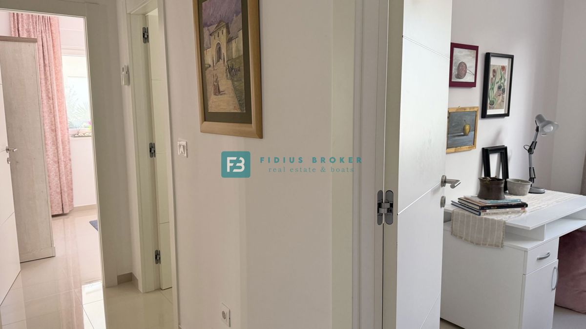 VODICE, novo, moderno opremljeno stanovanje, 600 m do plaže, vrt 155 m2, 3 spalnice, shramba