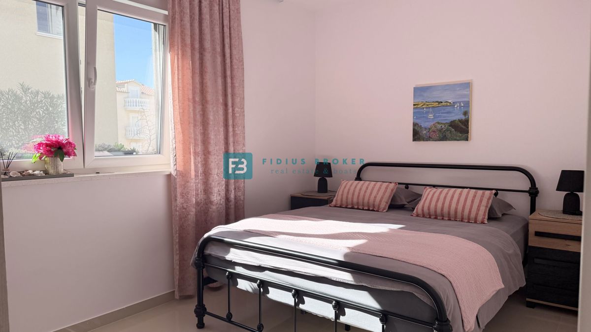 VODICE, novo, moderno opremljeno stanovanje, 600 m do plaže, vrt 155 m2, 3 spalnice, shramba