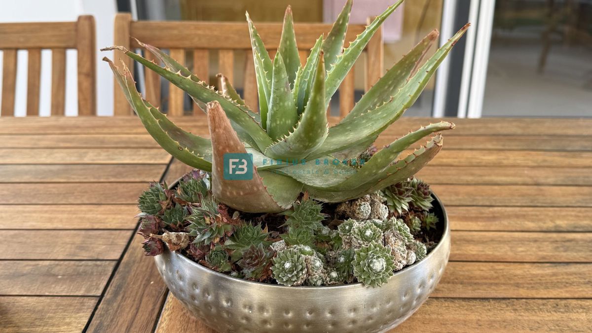 VODICE, novo, moderno opremljeno stanovanje, 600 m do plaže, vrt 155 m2, 3 spalnice, shramba