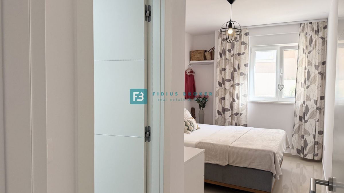 VODICE, novo, moderno opremljeno stanovanje, 600 m do plaže, vrt 155 m2, 3 spalnice, shramba