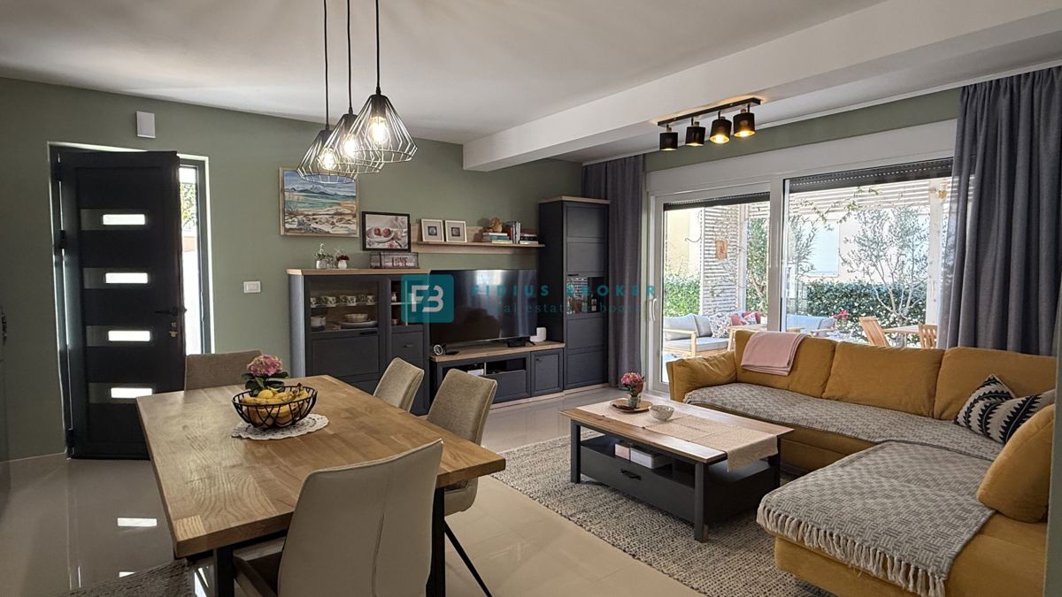 VODICE, novo, moderno opremljeno stanovanje, 600 m do plaže, vrt 155 m2, 3 spalnice, shramba