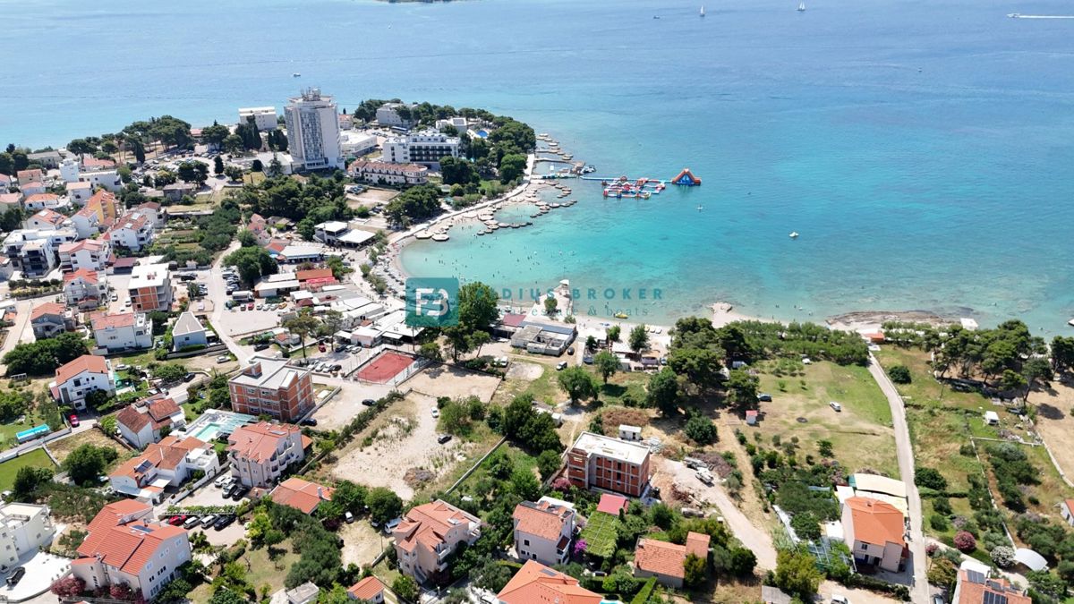 VODICE, novogradnja, 200 m do plaže, dvoetažni apartma, terasa