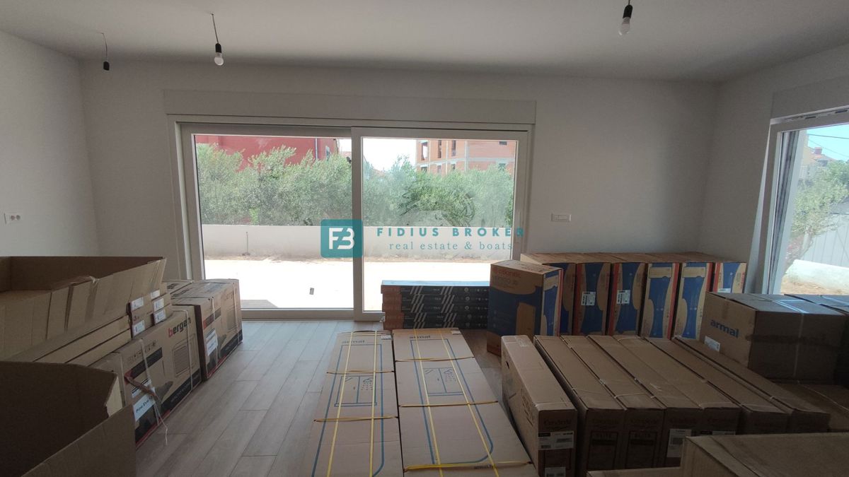 VODICE, novogradnja, 200 m do plaže, dvoetažni apartma, terasa