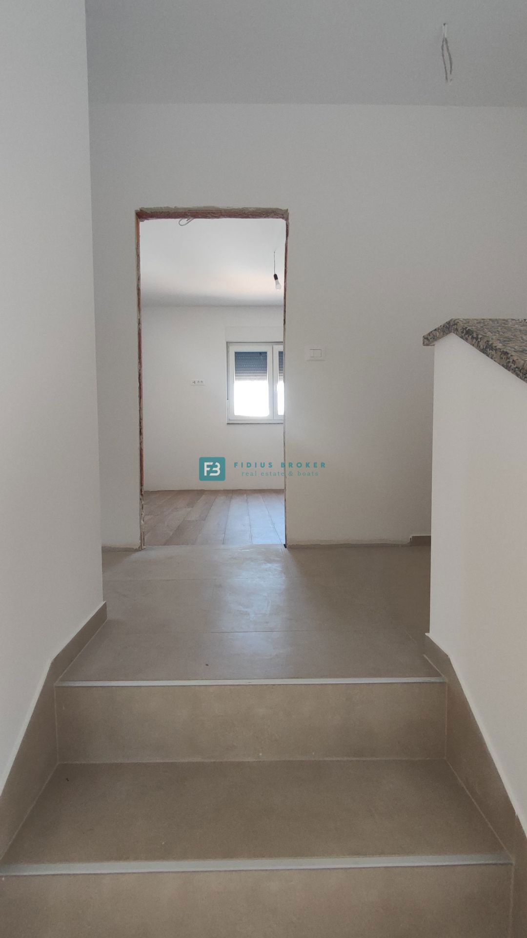 VODICE, novogradnja, 200 m do plaže, dvoetažni apartma, terasa