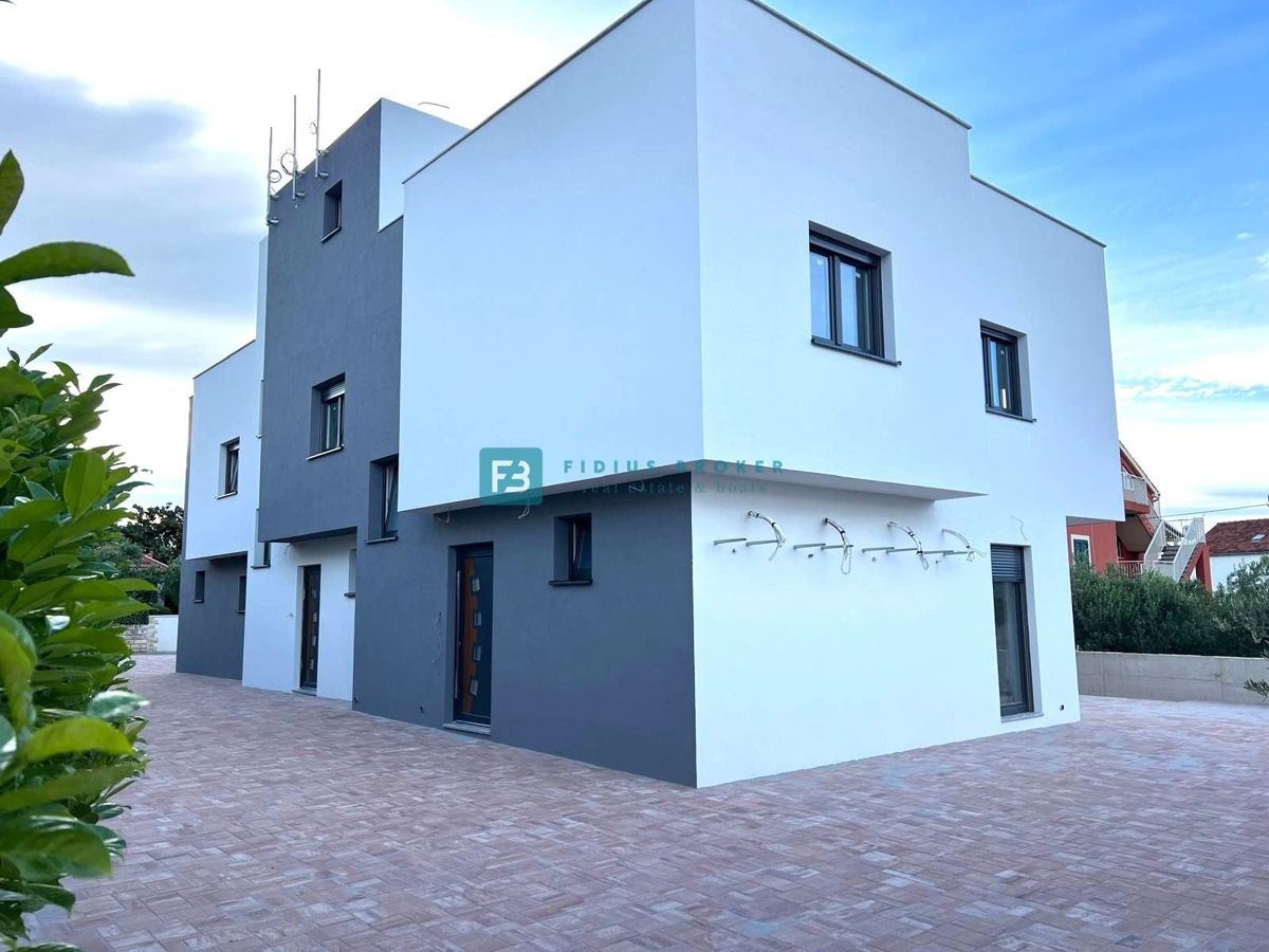 VODICE, novogradnja, 200 m do plaže, dvoetažni apartma, terasa