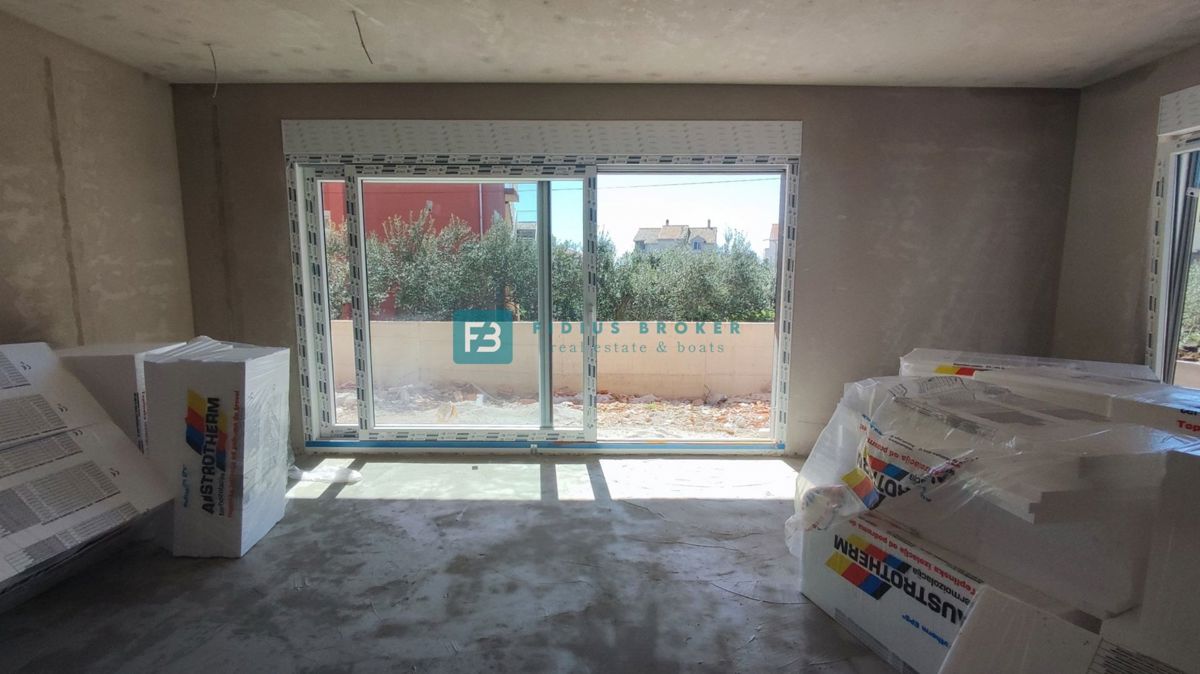 VODICE, novogradnja, 200 m do plaže, dvoetažni apartma, terasa