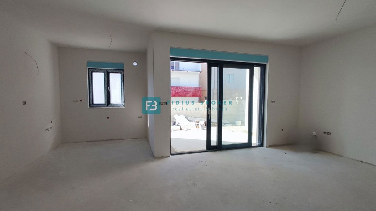 VODICE, novogradnja, dvoetažno stanovanje, vrt 40 m2, S3