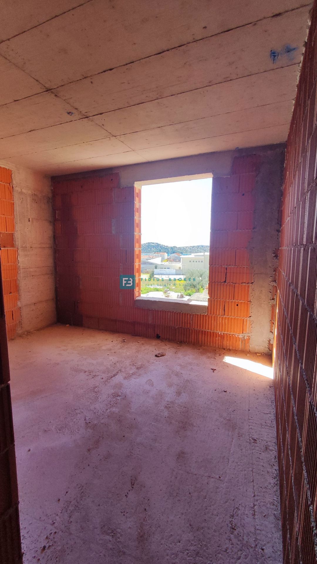 TRIBUNJ, novogradnja, 2. nad., 350 m od morja, terasa