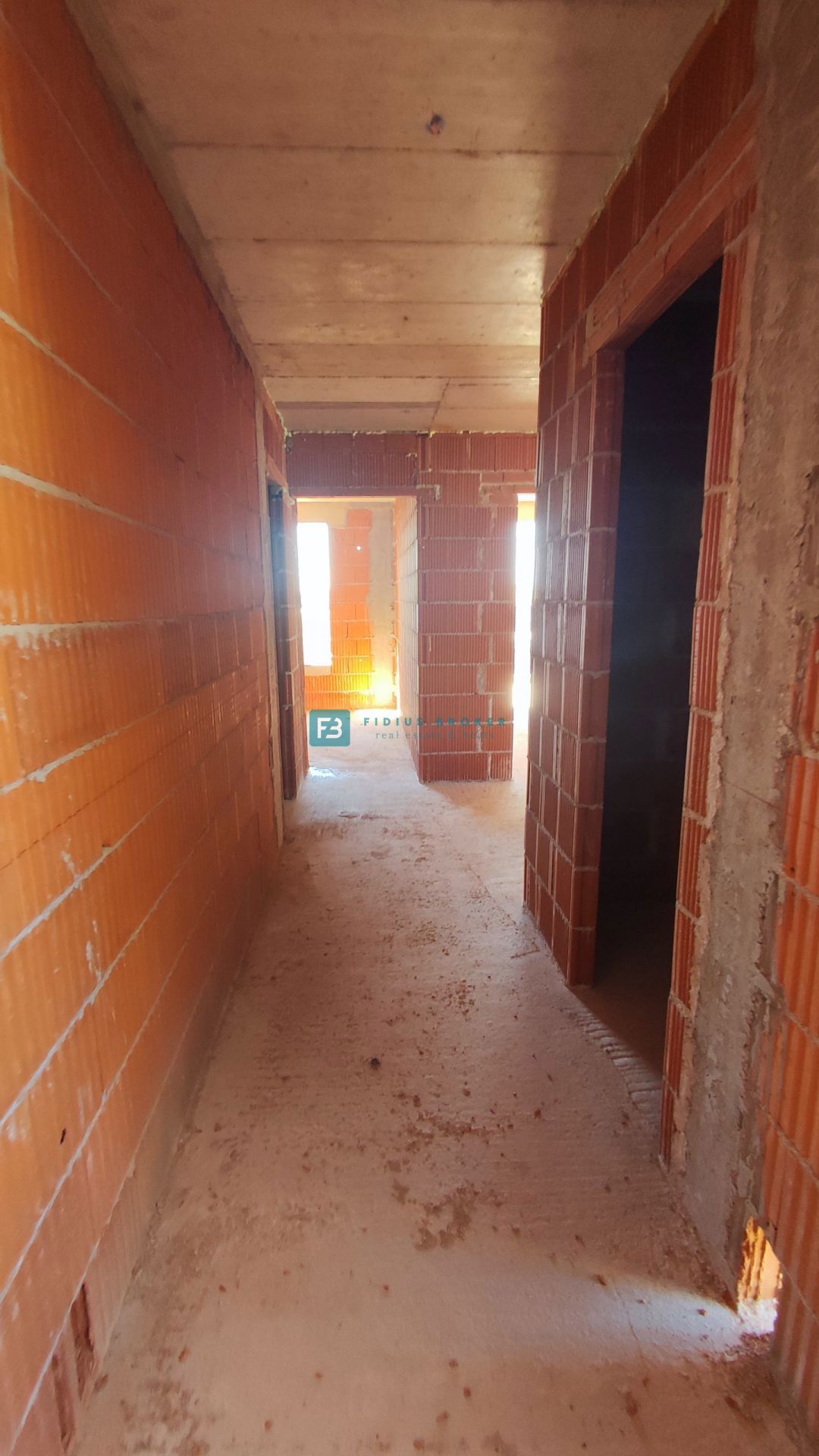 TRIBUNJ, novogradnja, 2. nad., 350 m od morja, terasa