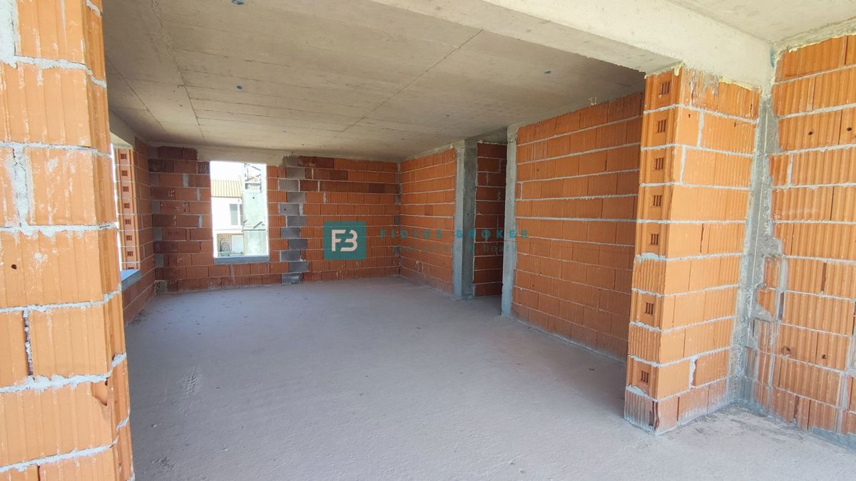 TRIBUNJ, novogradnja, 2. nad., 350 m od morja, terasa