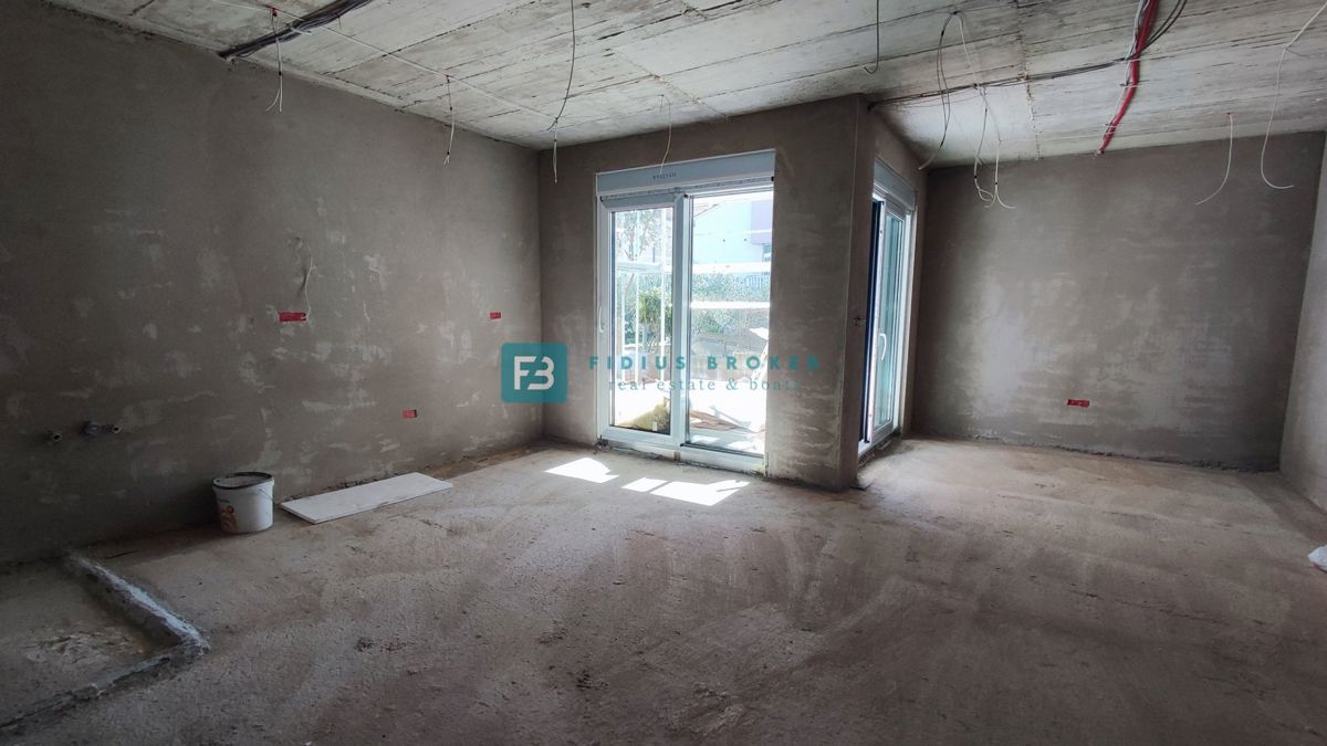 VODICE, novogradnja, dvoetažno stanovanje, 3 spalnice, vrt