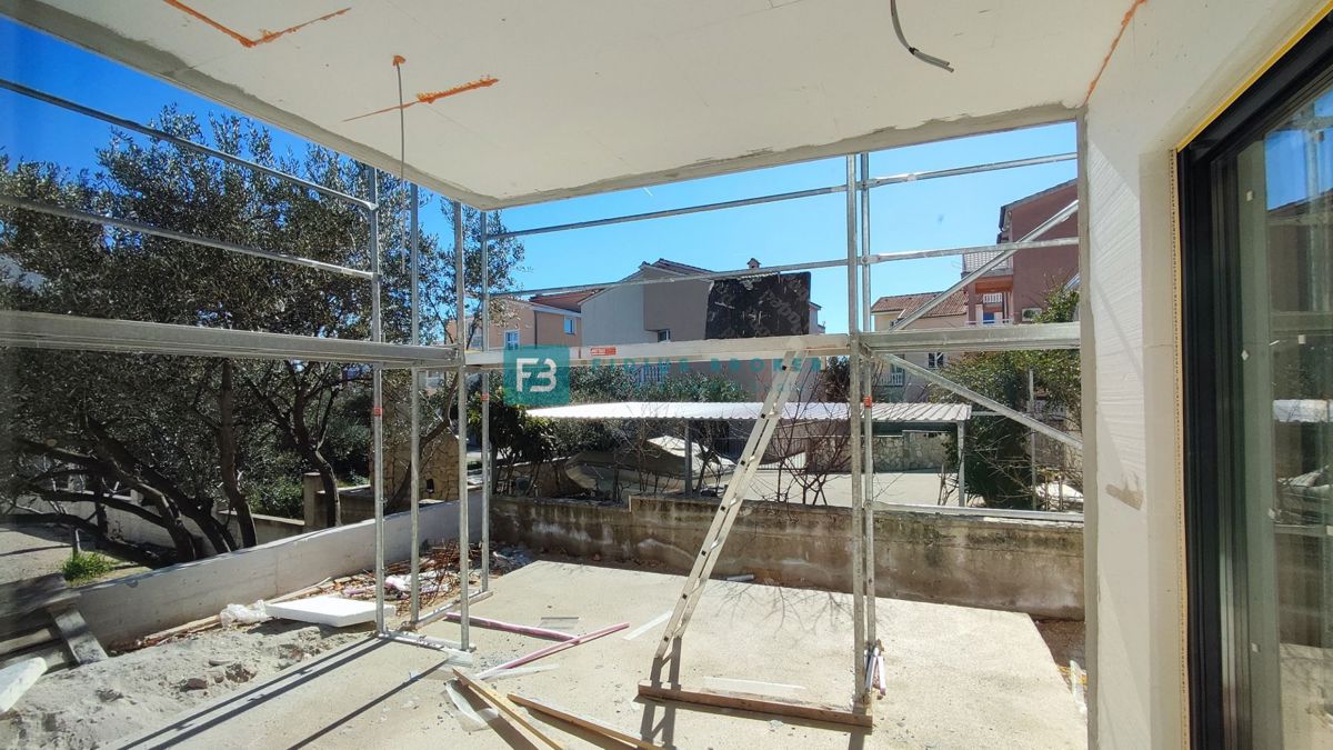 VODICE, novogradnja, dvoetažno stanovanje, 3 spalnice, vrt