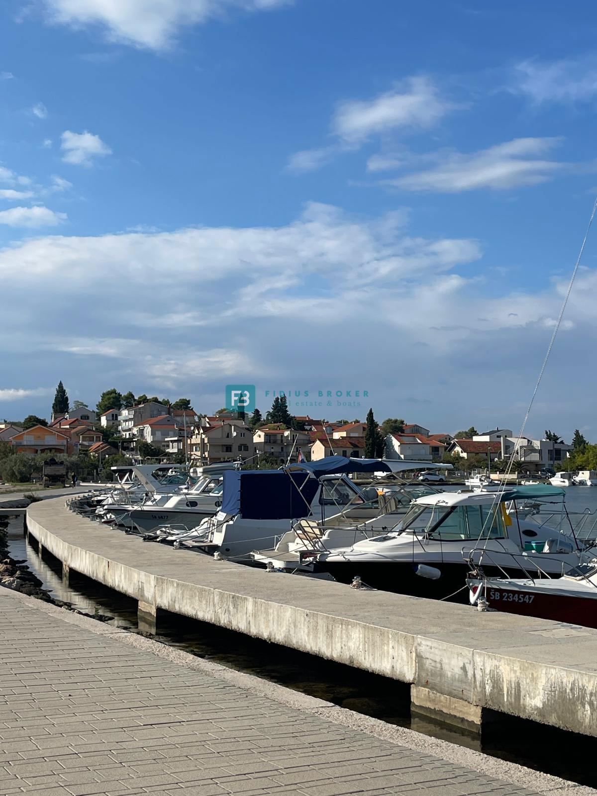 ŠIBENIK BILICE, nova luksuzna vila z 2 ločenima apartmajema, 400 m od morja