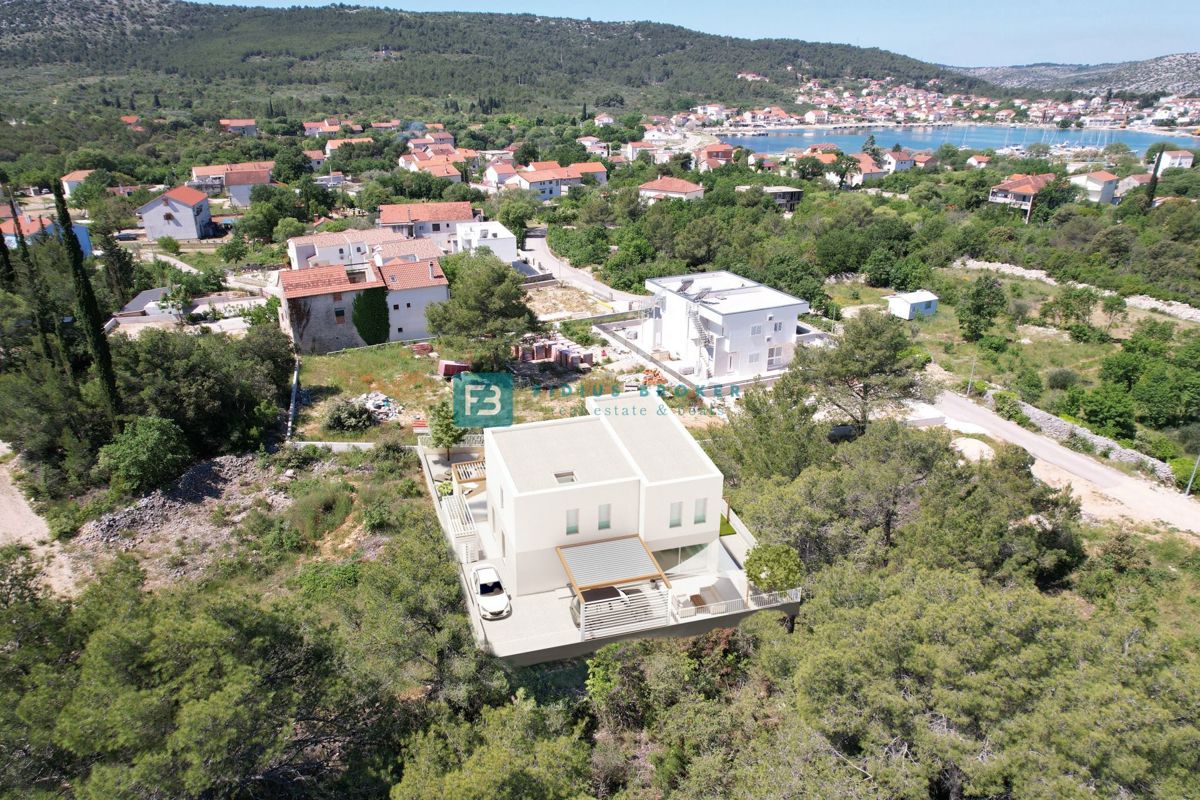 ŠIBENIK BILICE, nova luksuzna vila z 2 ločenima apartmajema, 400 m od morja