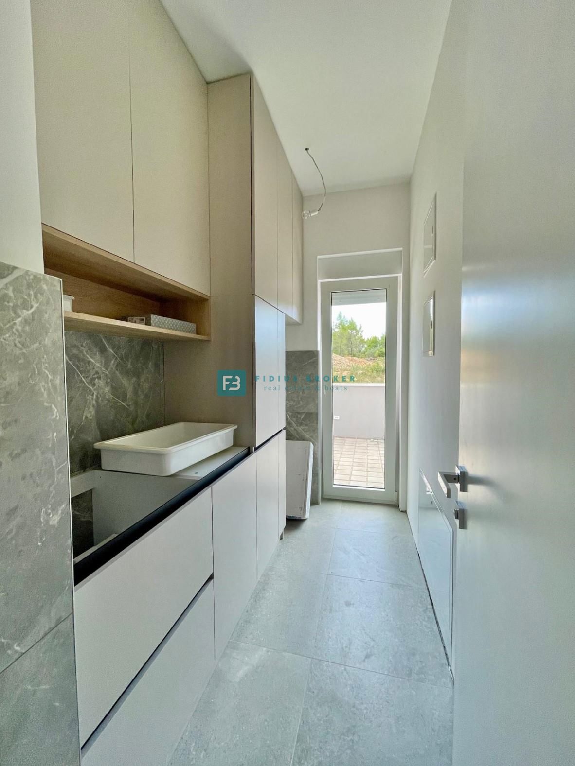 ŠIBENIK BILICE, nova luksuzna vila z 2 ločenima apartmajema, 400 m od morja