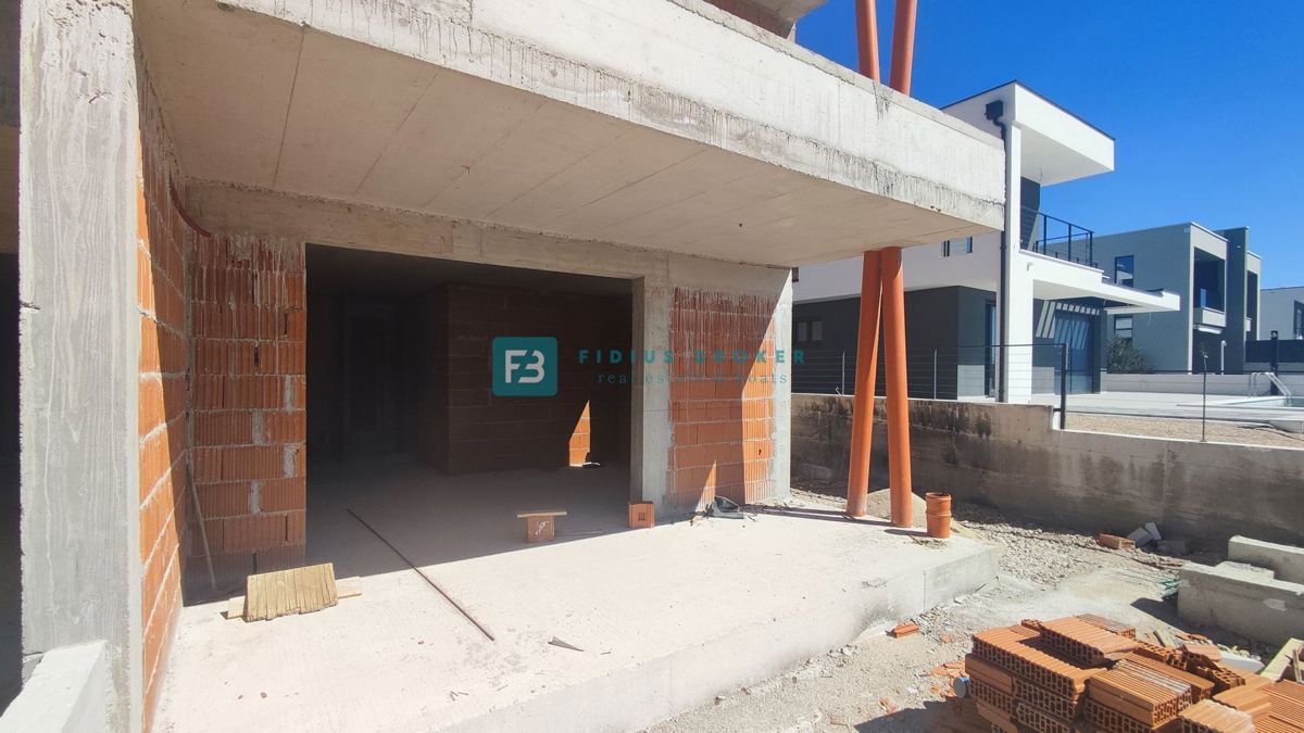 VODICE, novogradnja, pritličje, vrt 60 m2, 2 spalnice