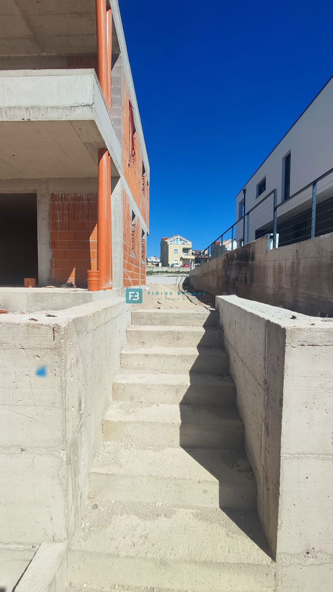 VODICE, novogradnja, pritličje, vrt 60 m2, 2 spalnice
