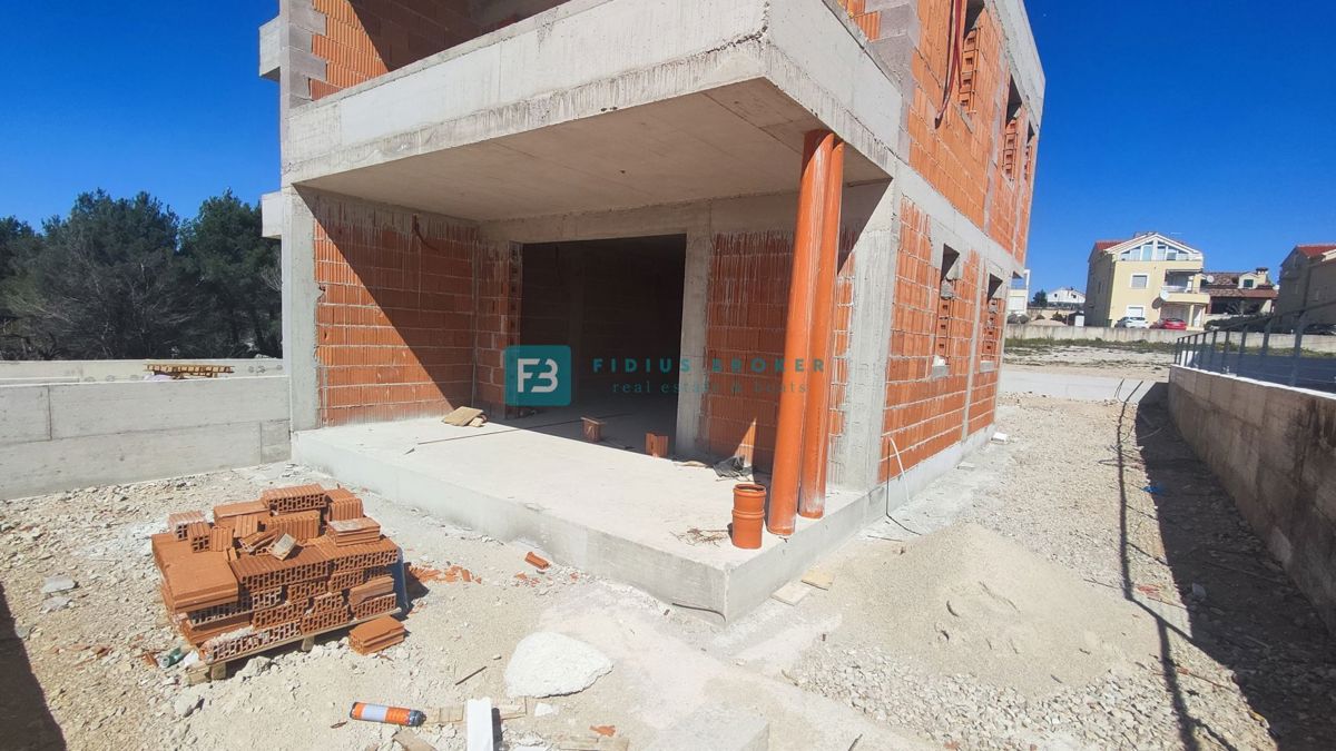 VODICE, novogradnja, pritličje, vrt 60 m2, 2 spalnice