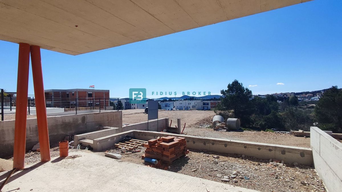 VODICE, novogradnja, pritličje, vrt 60 m2, 2 spalnice