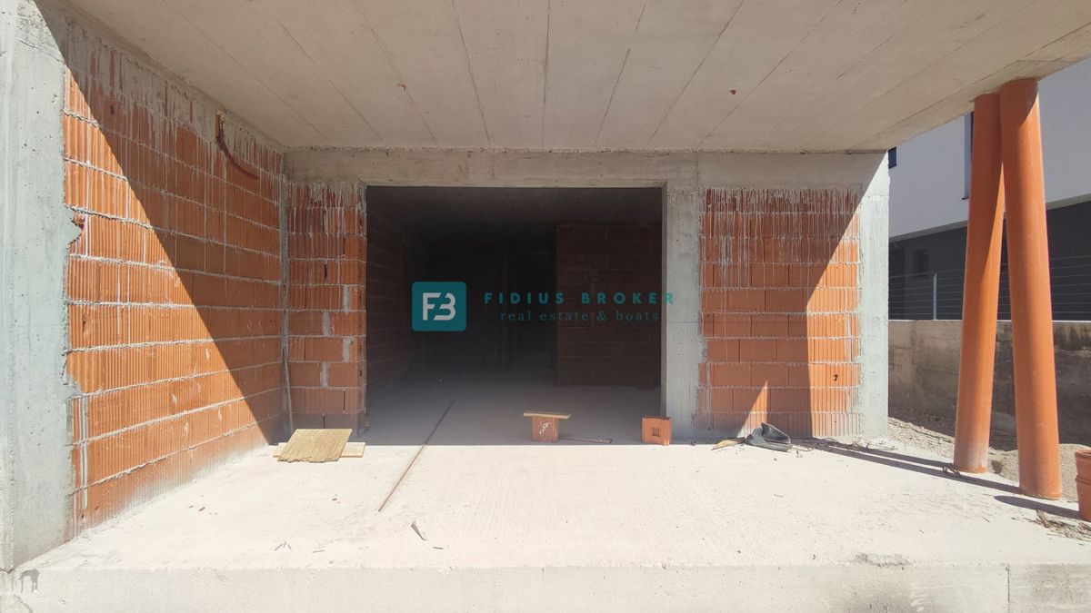 VODICE, novogradnja, pritličje, vrt 60 m2, 2 spalnice