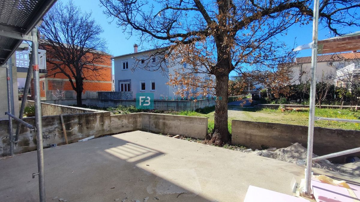 VODICE, novogradnja, pritličje, vrt, mirna okolica