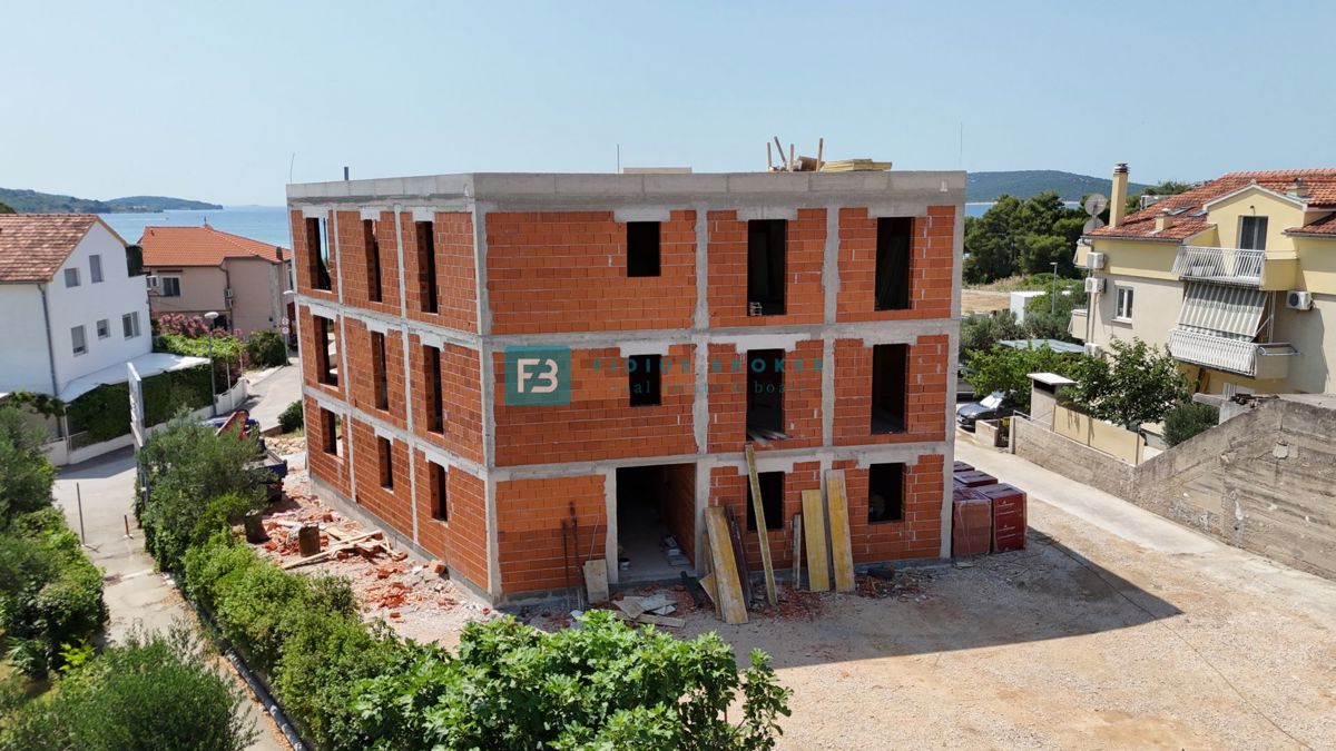 VODICE, novo, vrhunska lokacija, 50 m do plaže, pogled na morje, dvigalo, 3 spalnice