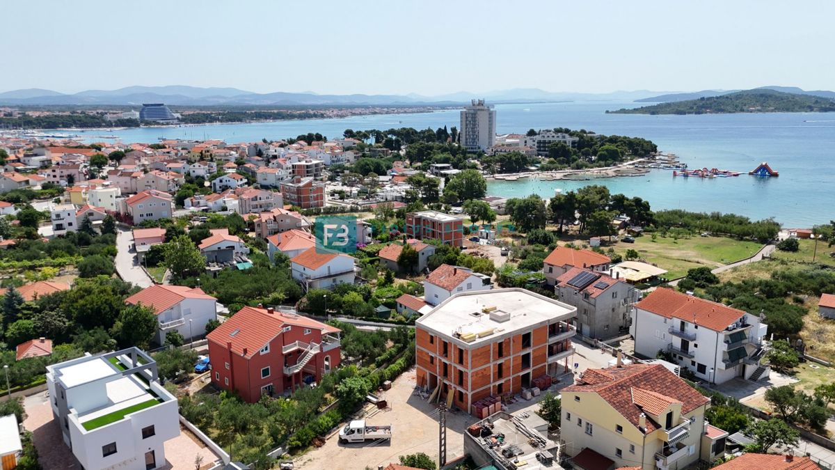 VODICE, novo, vrhunska lokacija, 50 m do plaže, pogled na morje, dvigalo, 3 spalnice