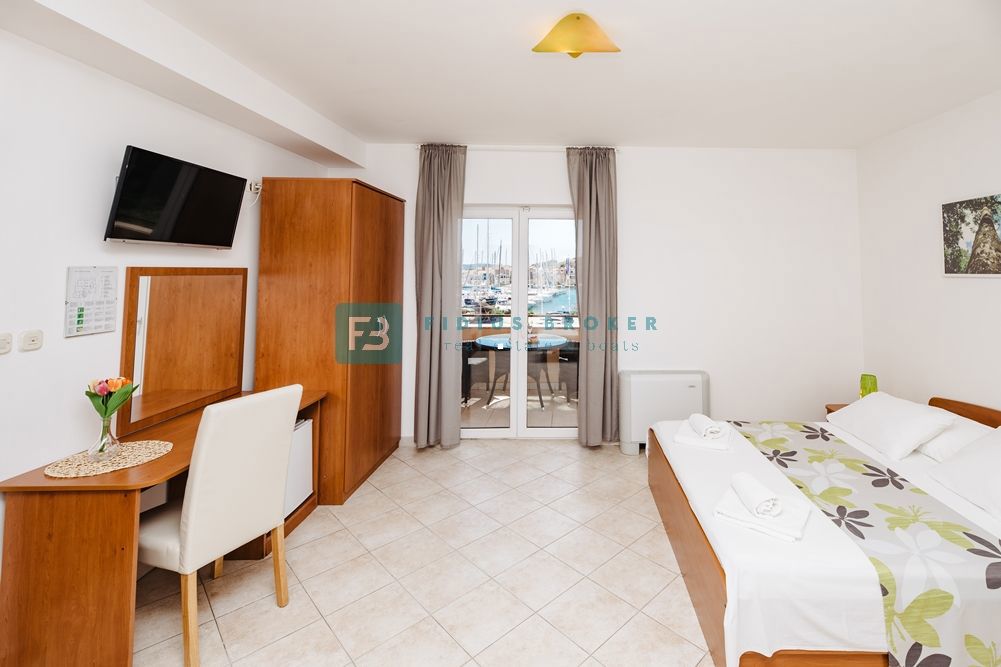 TRIBUNJ, uveljavljen mini hotel, cafe bar, vrhunska lokacija