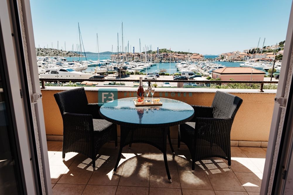 TRIBUNJ, uveljavljen mini hotel, cafe bar, vrhunska lokacija