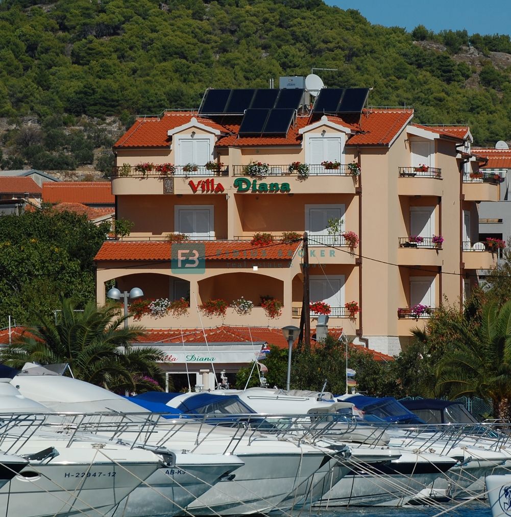 TRIBUNJ, uveljavljen mini hotel, cafe bar, vrhunska lokacija