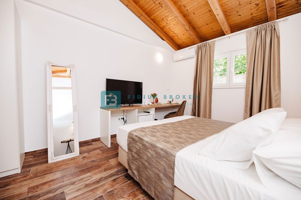 TRIBUNJ, uveljavljen mini hotel, cafe bar, vrhunska lokacija