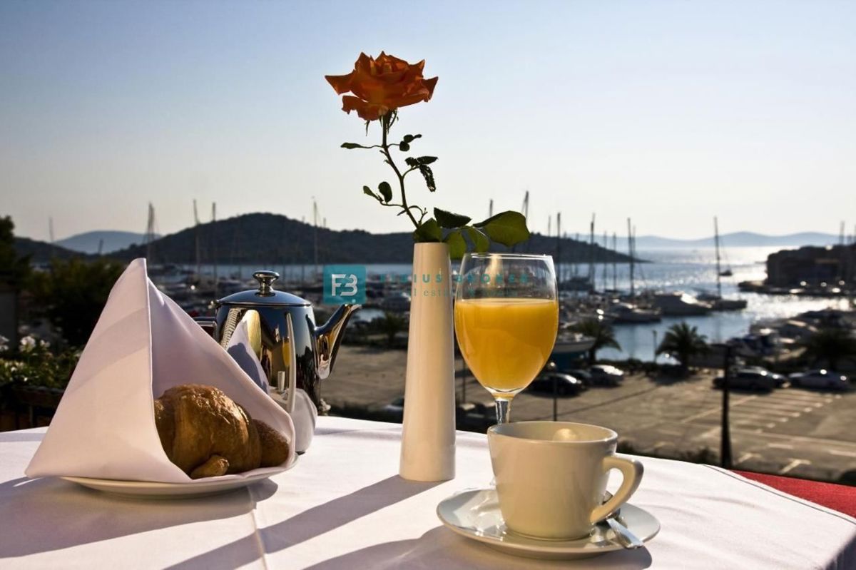 TRIBUNJ, uveljavljen mini hotel, cafe bar, vrhunska lokacija