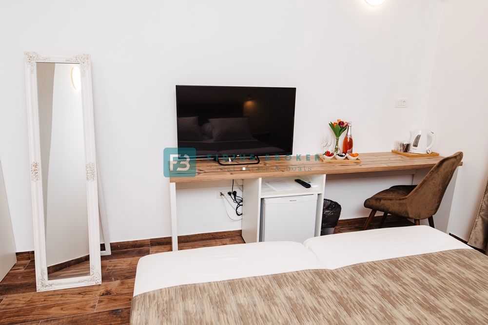 TRIBUNJ, uveljavljen mini hotel, cafe bar, vrhunska lokacija