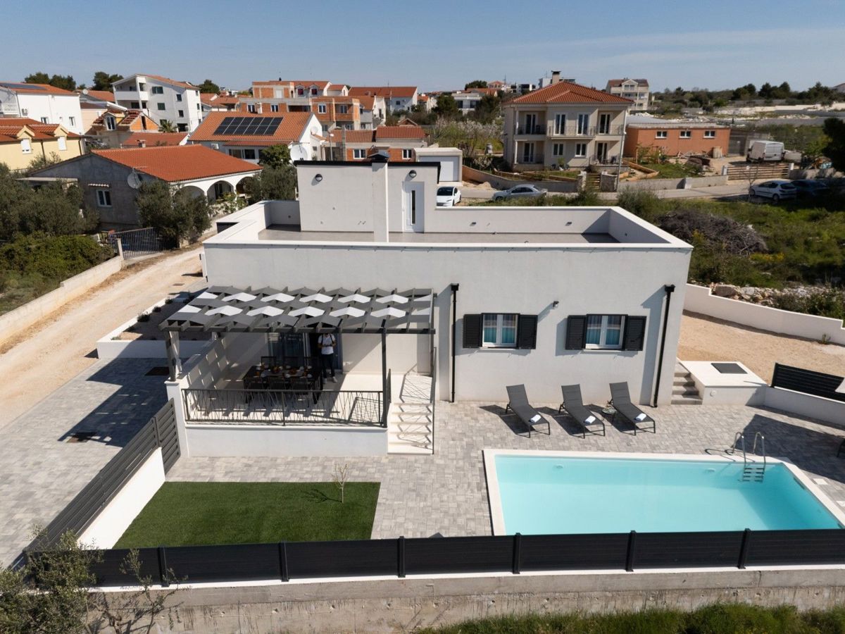 VODICE, nova, opremljena samostojna hiša, bazen, dvorišče, strešna terasa, klet
