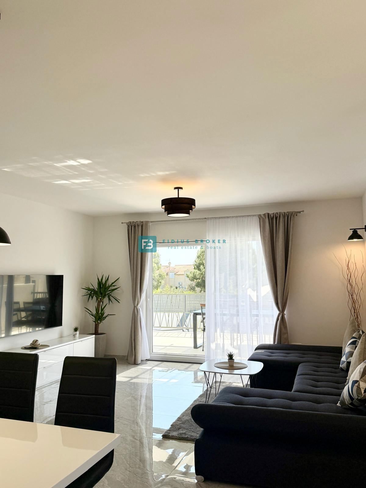 VODICE, nova, opremljena samostojna hiša, bazen, dvorišče, strešna terasa, klet