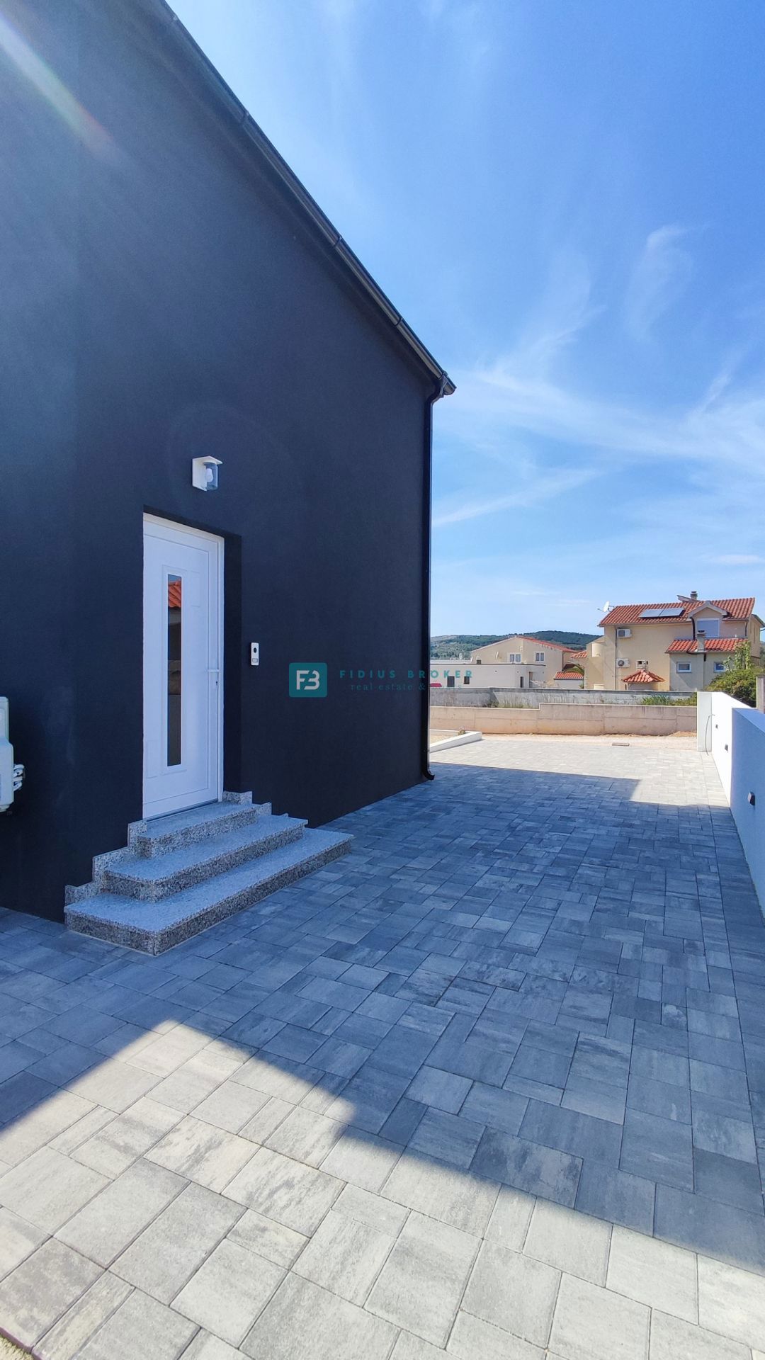 VODICE, nova, opremljena samostojna hiša, bazen, dvorišče, strešna terasa, klet