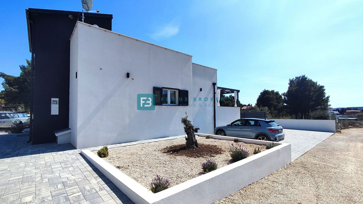 VODICE, nova, opremljena samostojna hiša, bazen, dvorišče, strešna terasa, klet